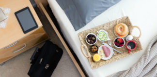 How to Keep Eating Healthy When You Travel